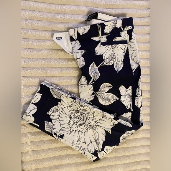 Banana Republic Women’s crop pants/4p - Picture 3 of 4